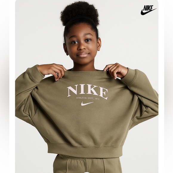 Nike girl’s trend sweatshirt logo cropped length crewneck fleece pullover Small - Picture 2 of 8